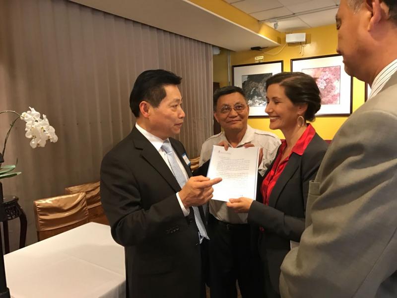 美中友好城市代表团队向奥克兰市长递交２０１７武汉万勇市长的亲笔信﻿和２０１７广州市长温国辉的亲笔信﻿