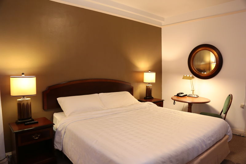 Nash Hotel King Size Bed